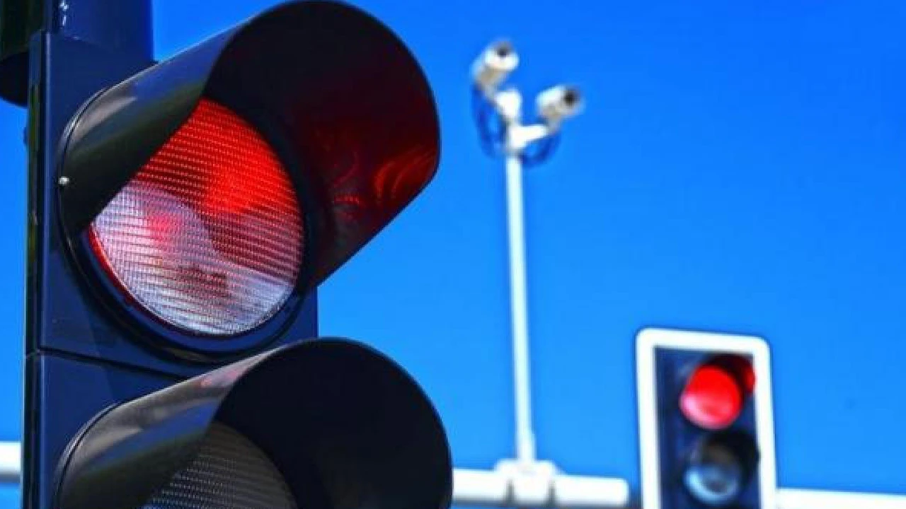 Kırmızı ışıkta geçmenin cezası ne kadar, kaç TL, nasıl ödenir? 47/1-b trafik cezası nedir, ceza puanı kaç, nasıl itiraz edilir?